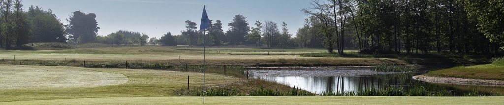 Golfhul med sø, green og fairway på Hals Seaside Golfklub