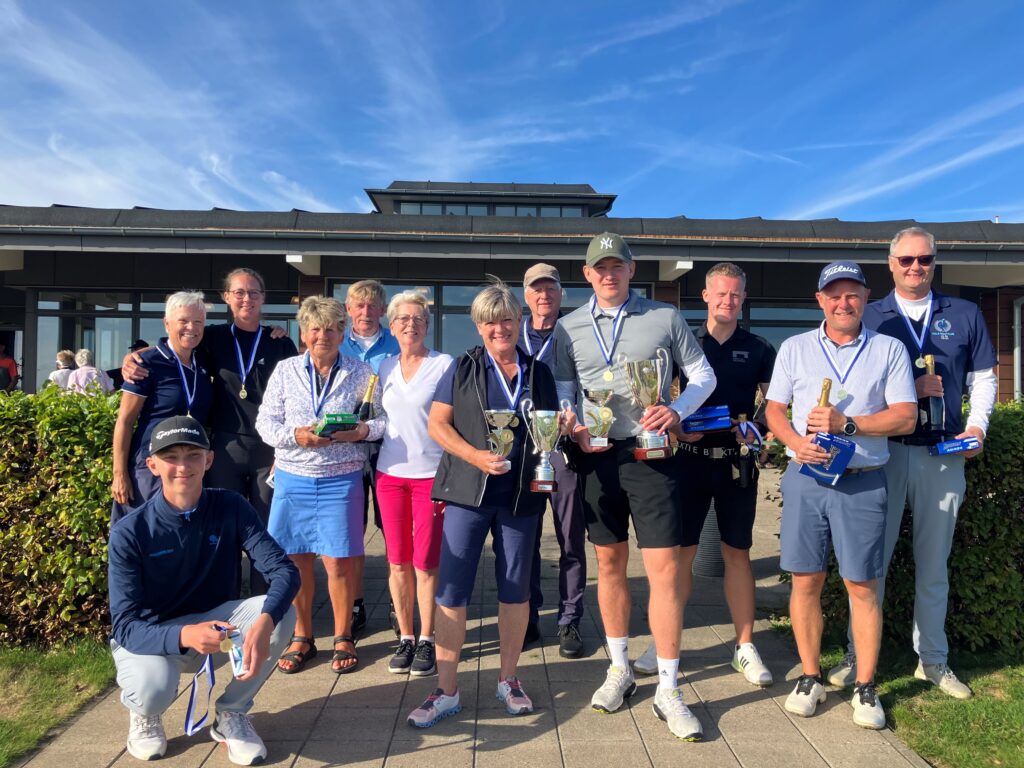 Glade spillere med præmier efter turnering i Nordjylland