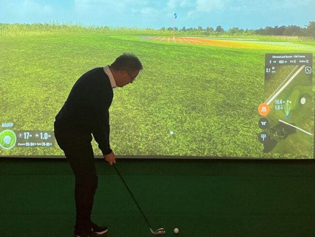 Den nye golf simulator i Hals bliver brugt