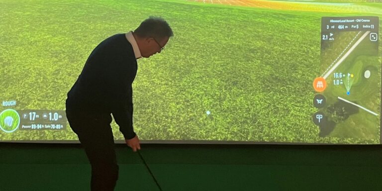 Den nye golf simulator i Hals bliver brugt
