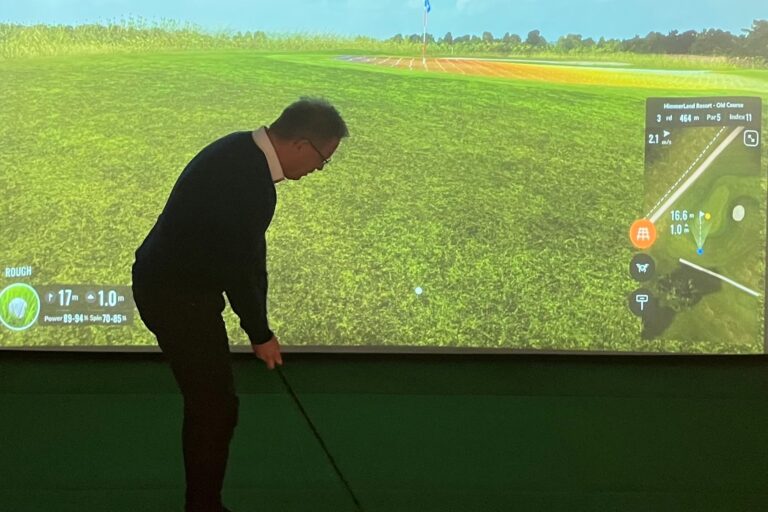 Den nye golf simulator i Hals bliver brugt